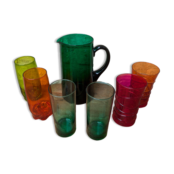 Service à orangeade en verre coloré dépareillé avec pichet et 6 verres