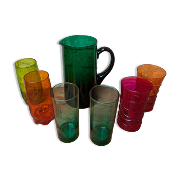 Service à orangeade en verre coloré dépareillé avec pichet et 6 verres