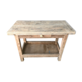 Workbench made of light wood