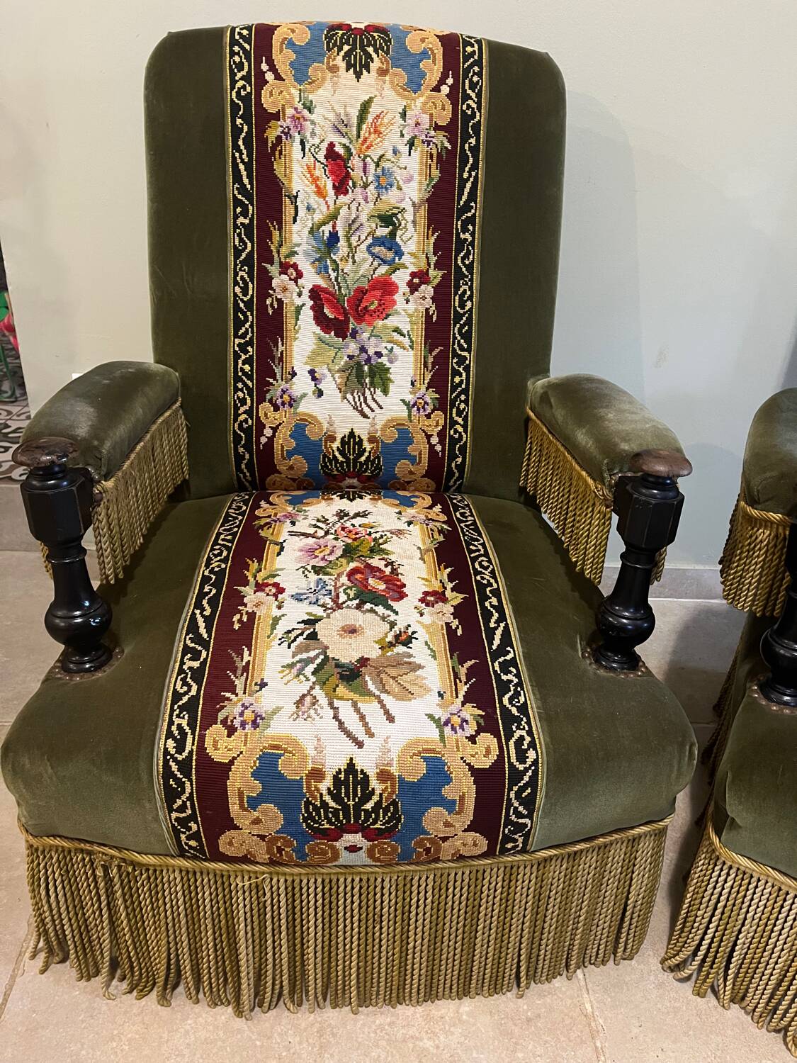 Paire de fauteuils en velours et tapisserie