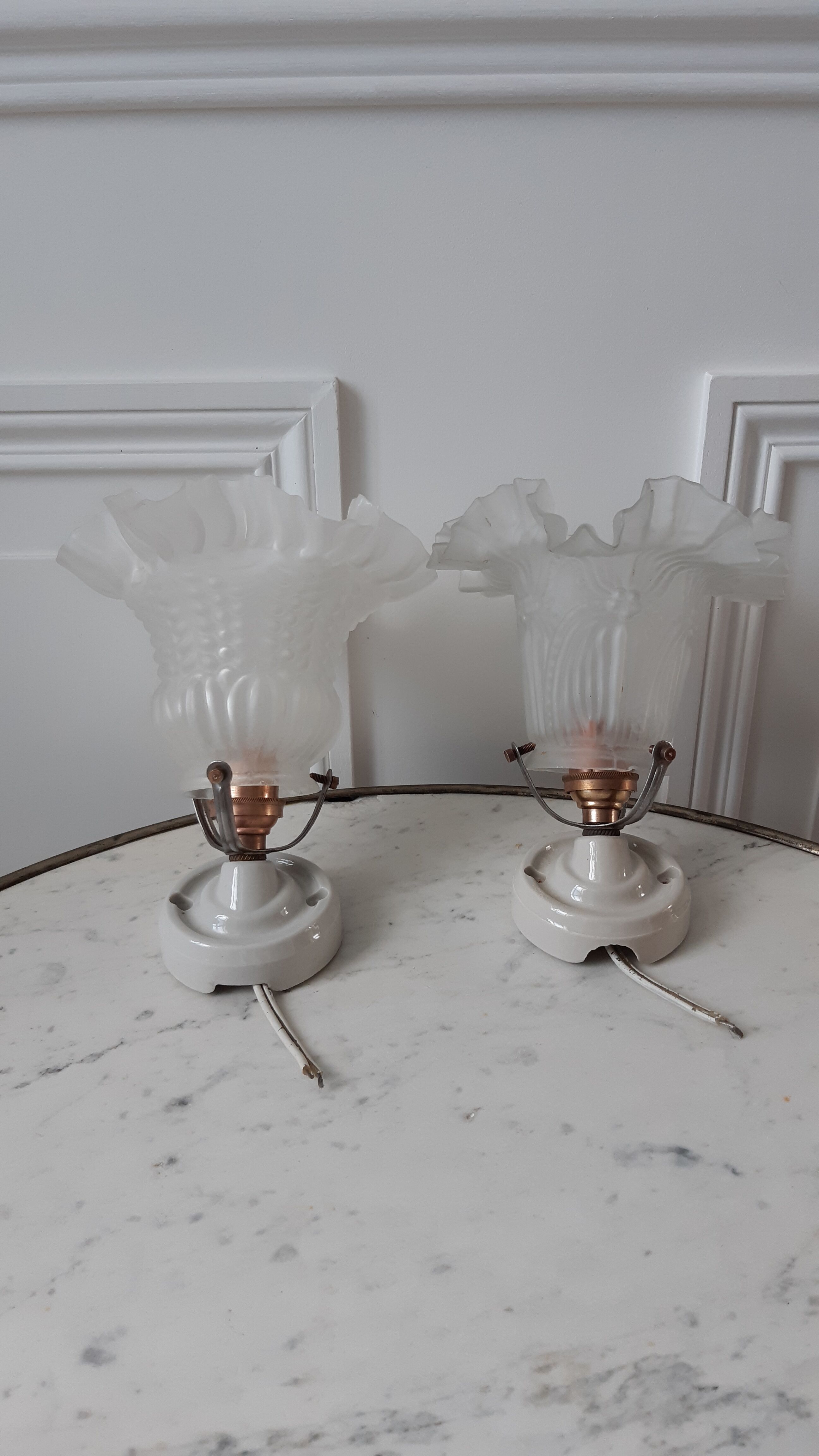 Paire d'appliques et de tulipes anciennes en verre années 40-50