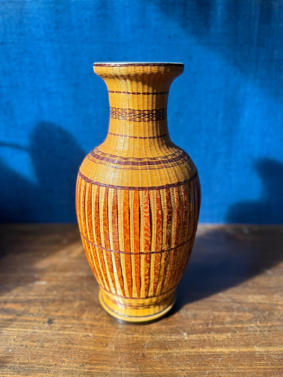 Grand vase vintage en porcelaine, rotin et bambou tressé