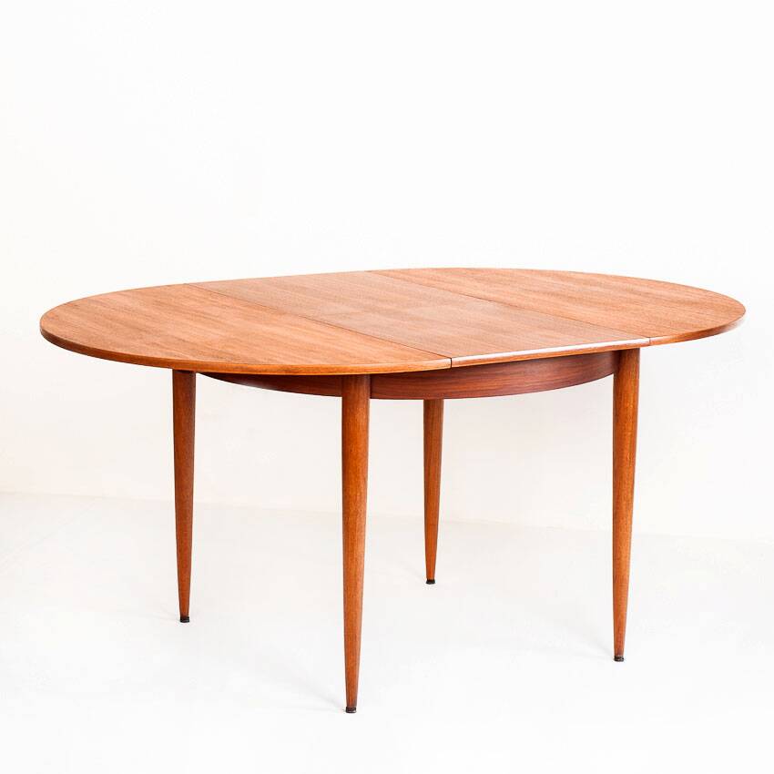 Table ronde/ovale de style scandinave av rallonge. Bois de teck. France, 60