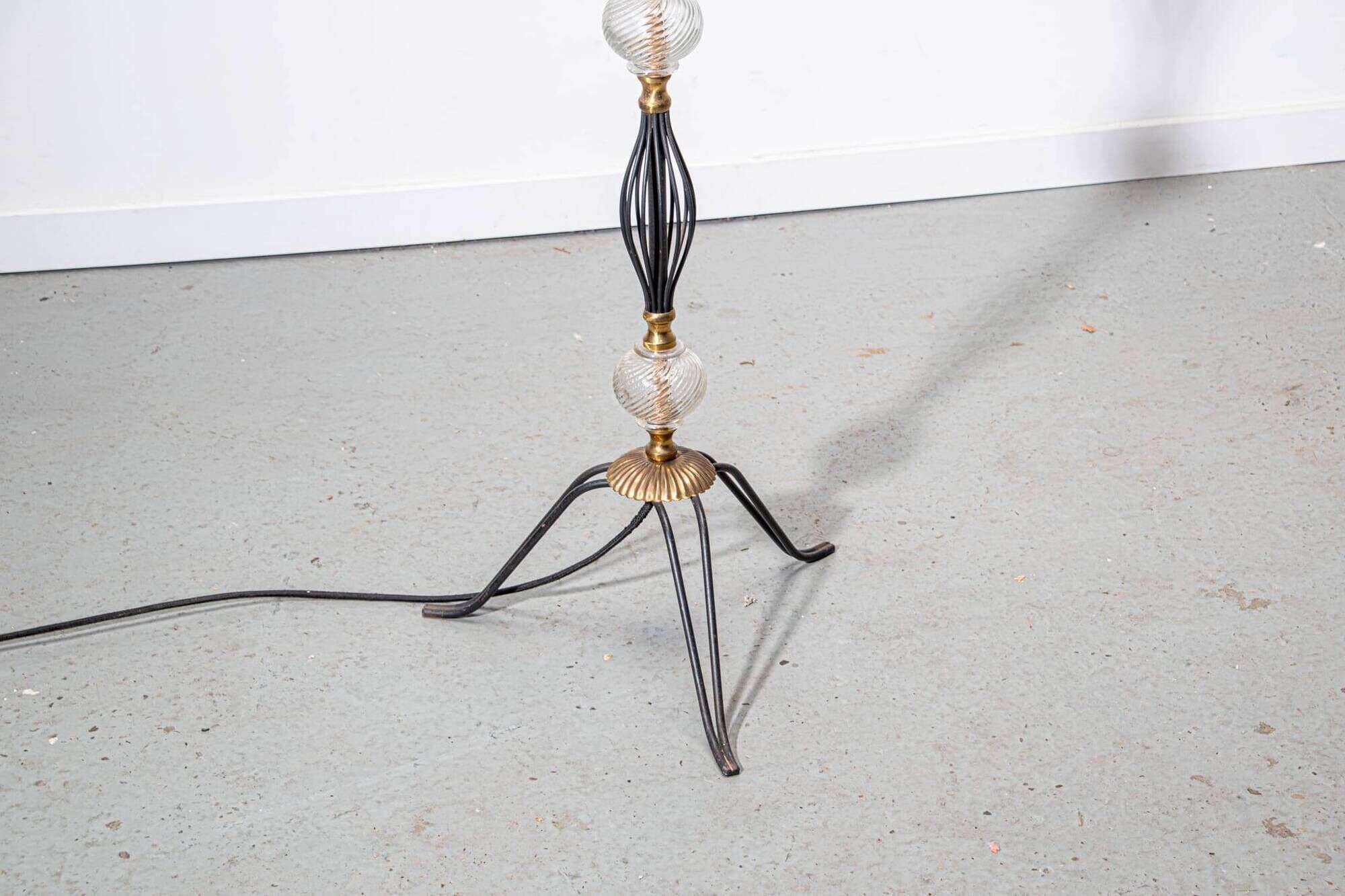Lampadaire en verre et laiton des années 1940