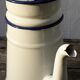 Cafetière émaillée blanche et bleu