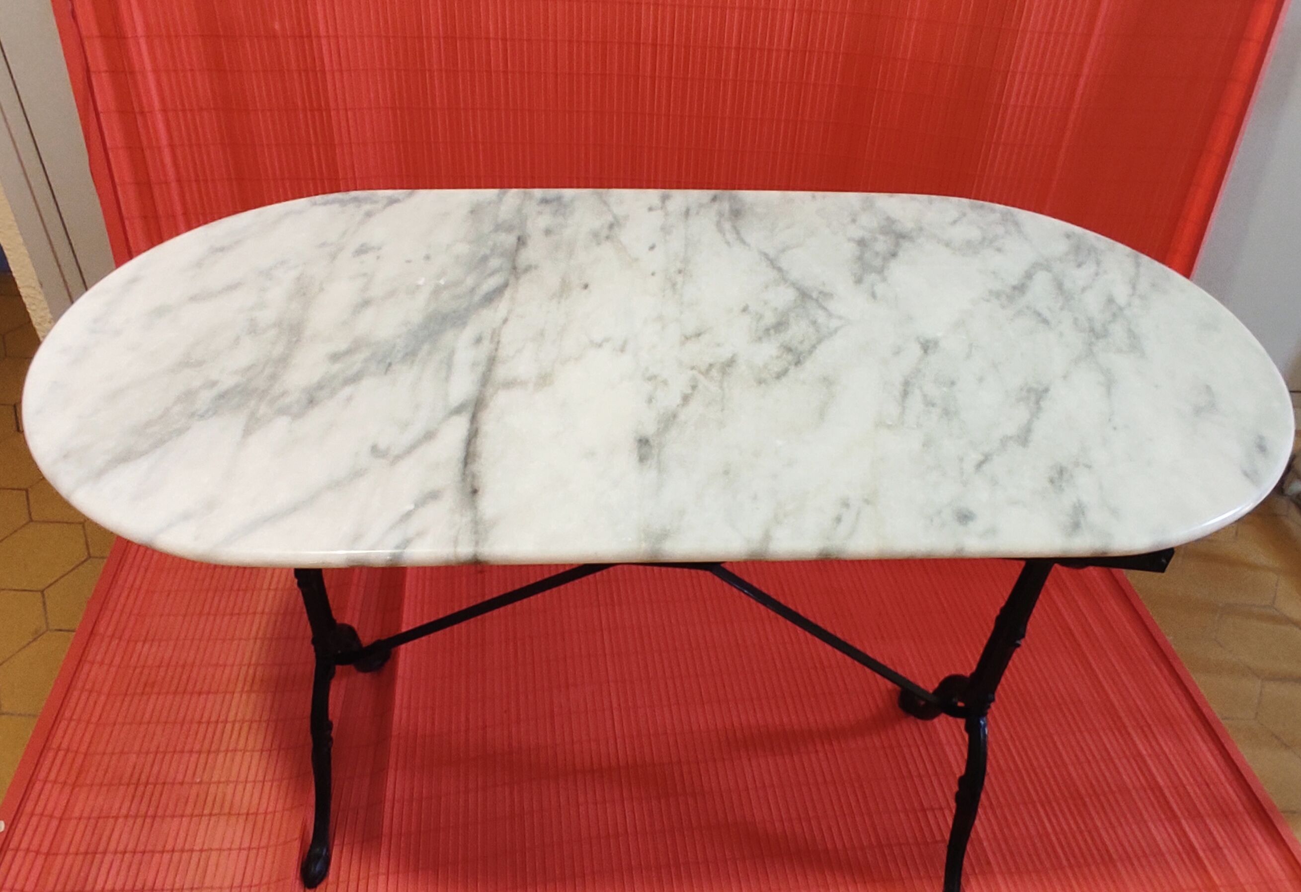 Table bistrot en marbre et pieds en fonte et deux chaises assorties en fonte noire