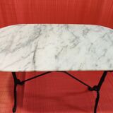 Bistro table in marble and cast iron legs and two matching chairs in black cast iron