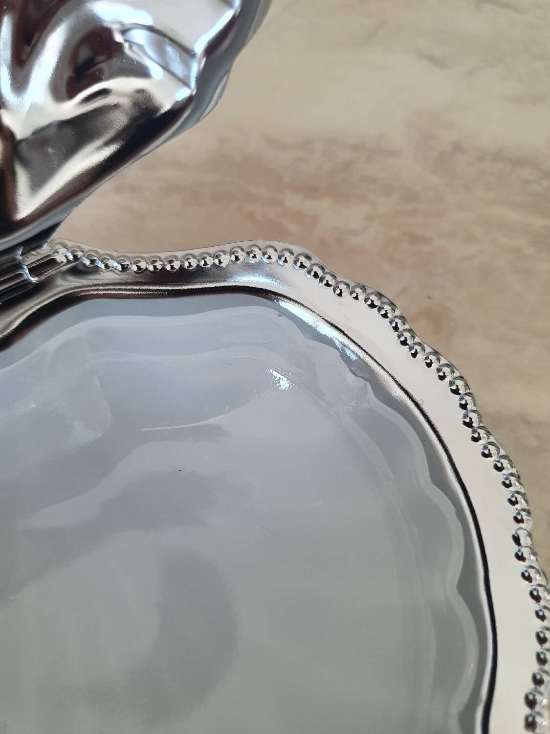 Shell butter dish in silver metal and its white glass cup