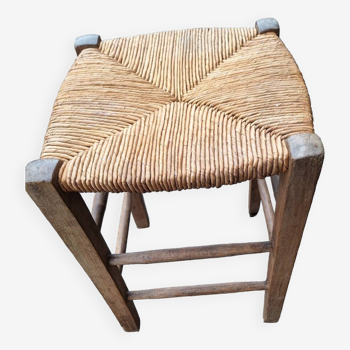 Low straw stool wooden structure