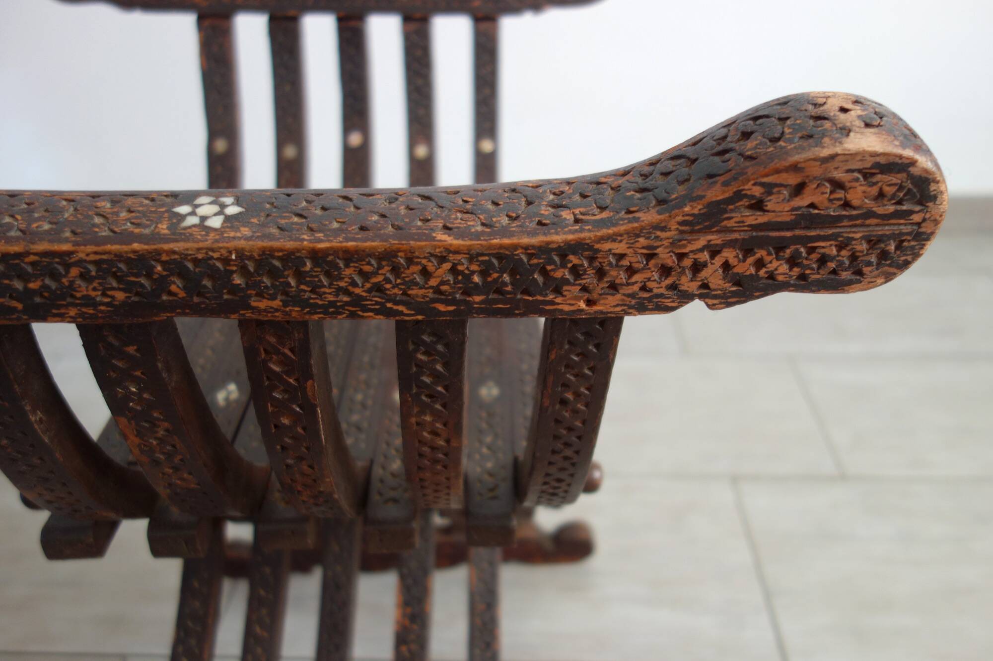 Syrian curule seat in walnut and mother-of-pearl, 19th century.