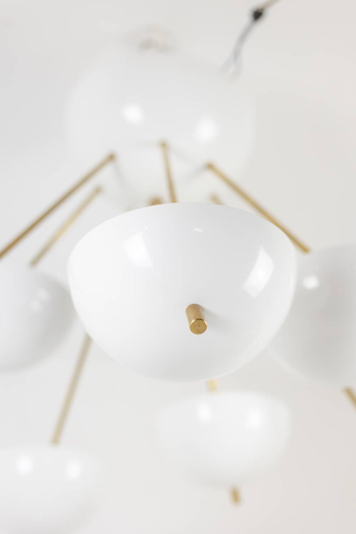 Stilnovo. Chandelier in gilded brass and white lacquered metal. Contemporary.