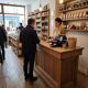 Comptoir ancien de bistrot en sapin