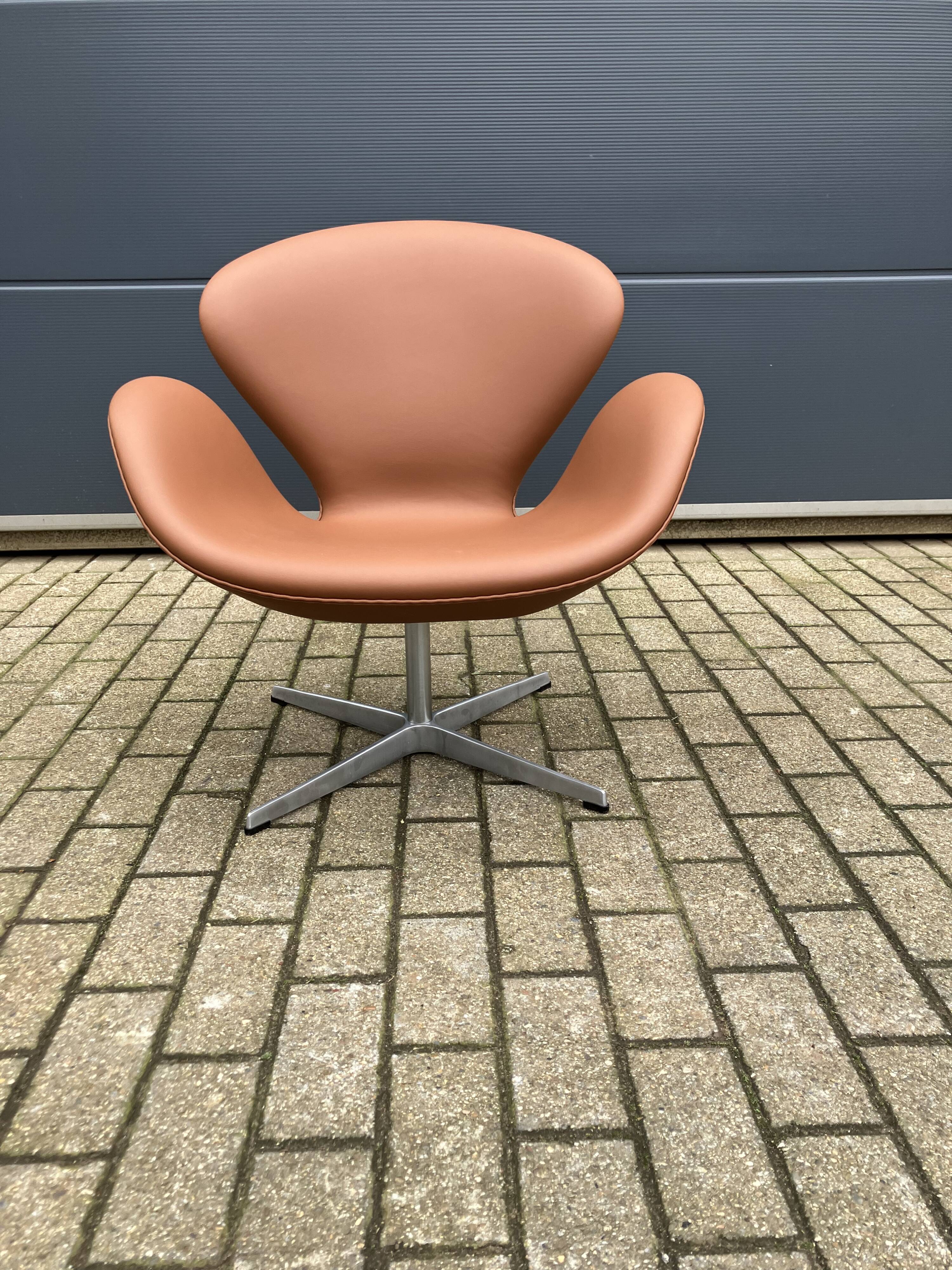 Fritz Hansen Swan chair by Arne Jacobsen in Cognac leather, NEW condition!!