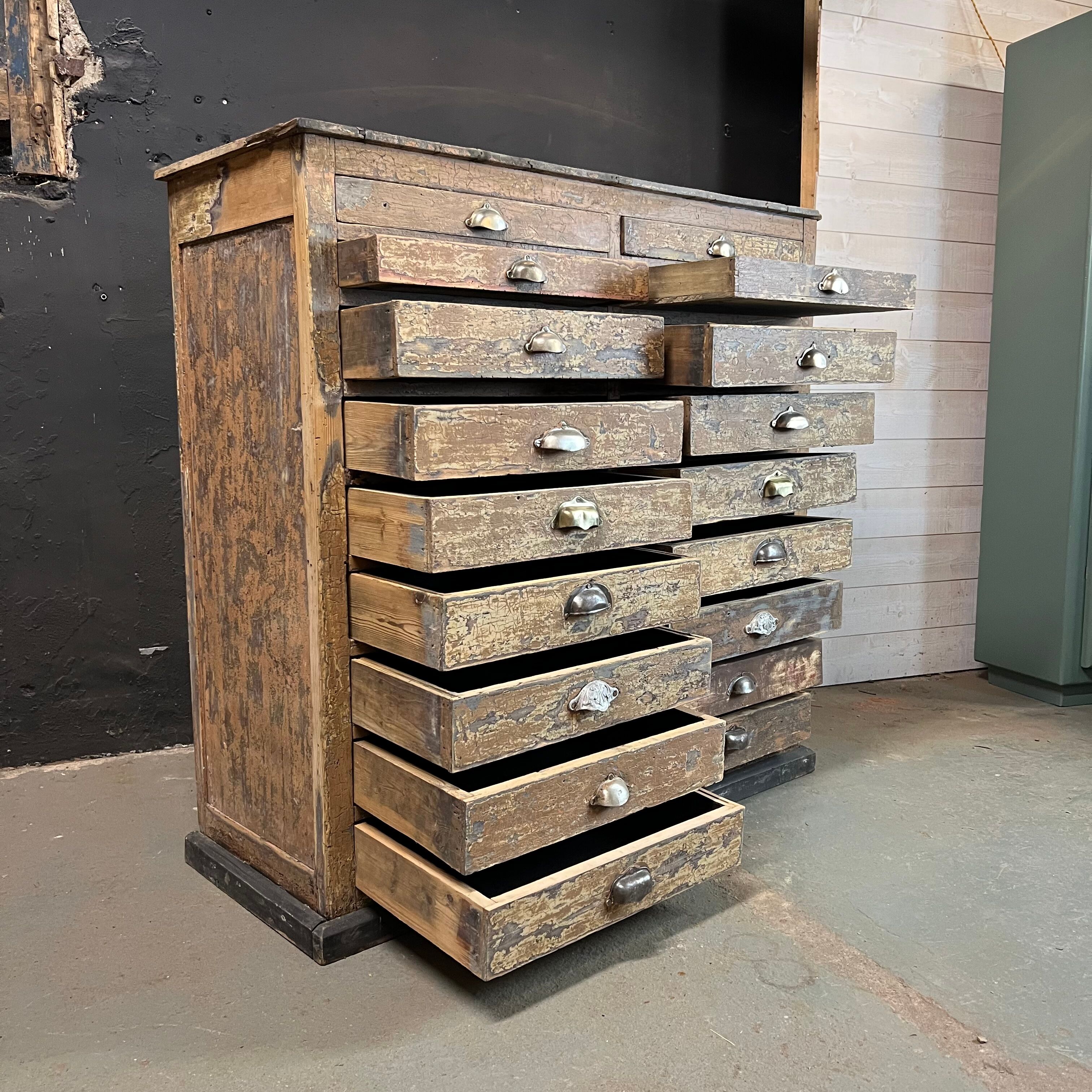 Meuble de métier de peintres à tiroirs