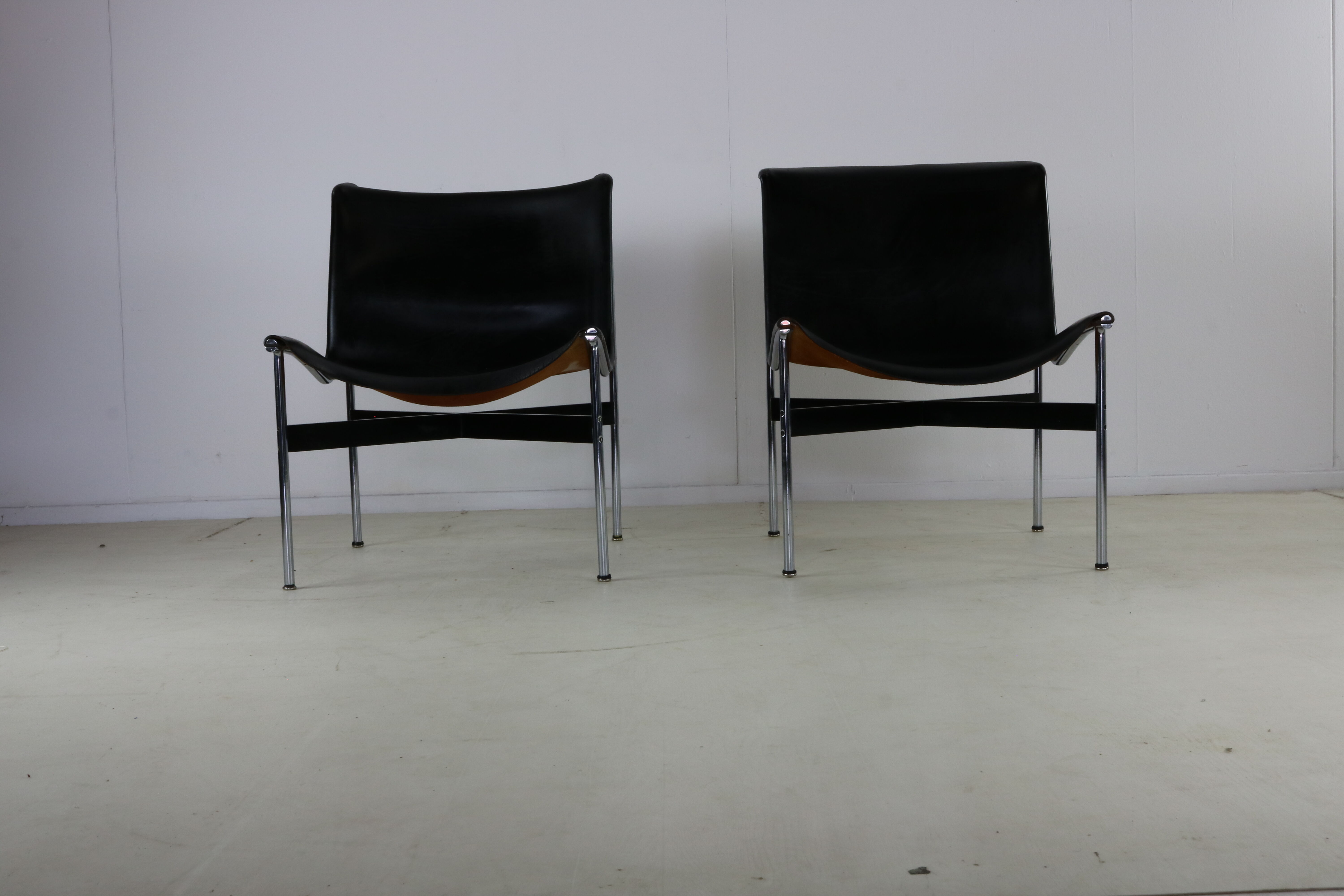 Un ensemble de deux chaises longues