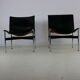 Un ensemble de deux chaises longues