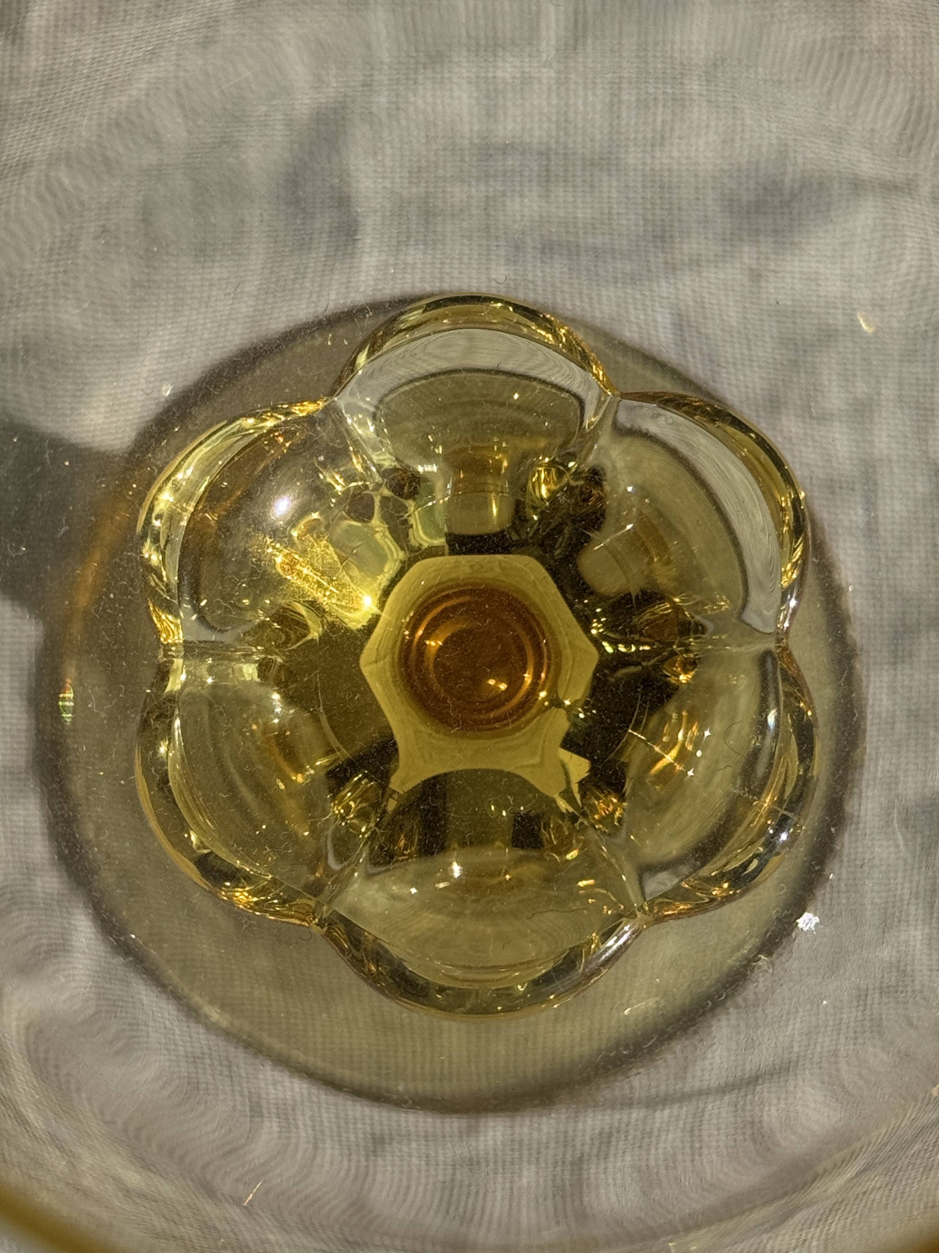 Set of 6 vintage yellow stemmed glasses: consisting of 4 large and 2 small.