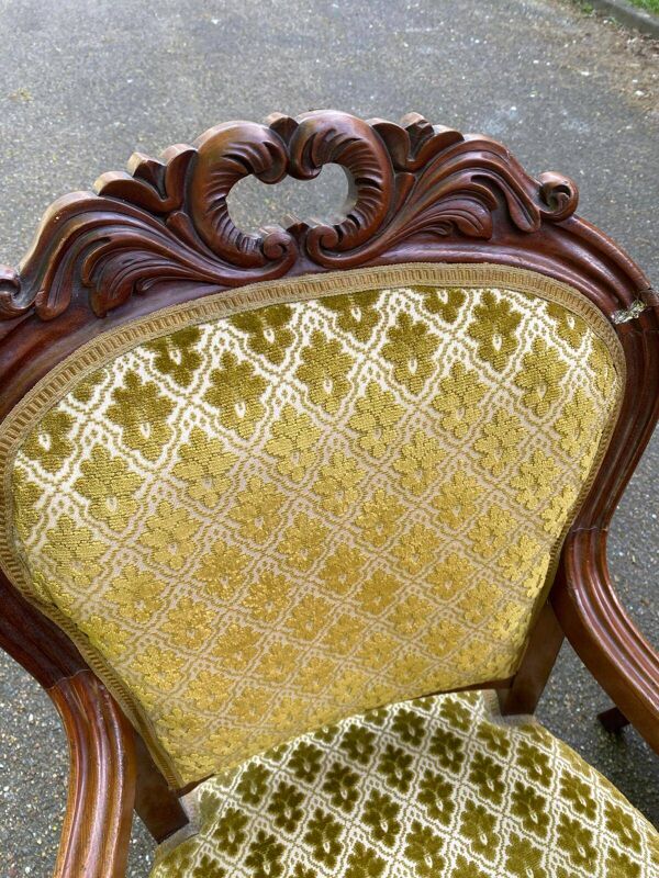 2 fauteuils cabriolets Louis XV en bois et tissu doré brodé
