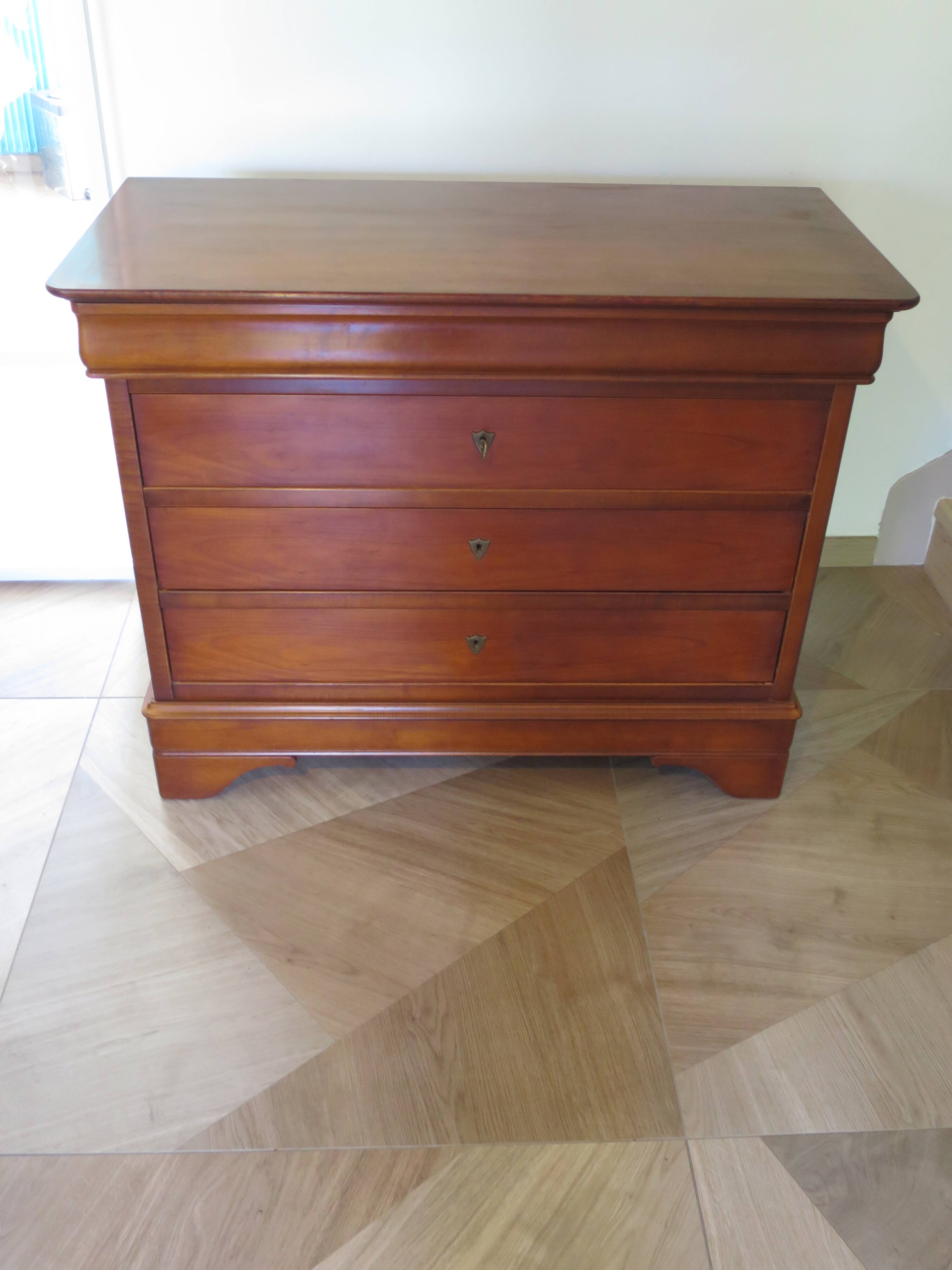 Beautiful Louis Philippe chest of drawers with 4 drawers - 3 locks - in cherry wood - 1980s