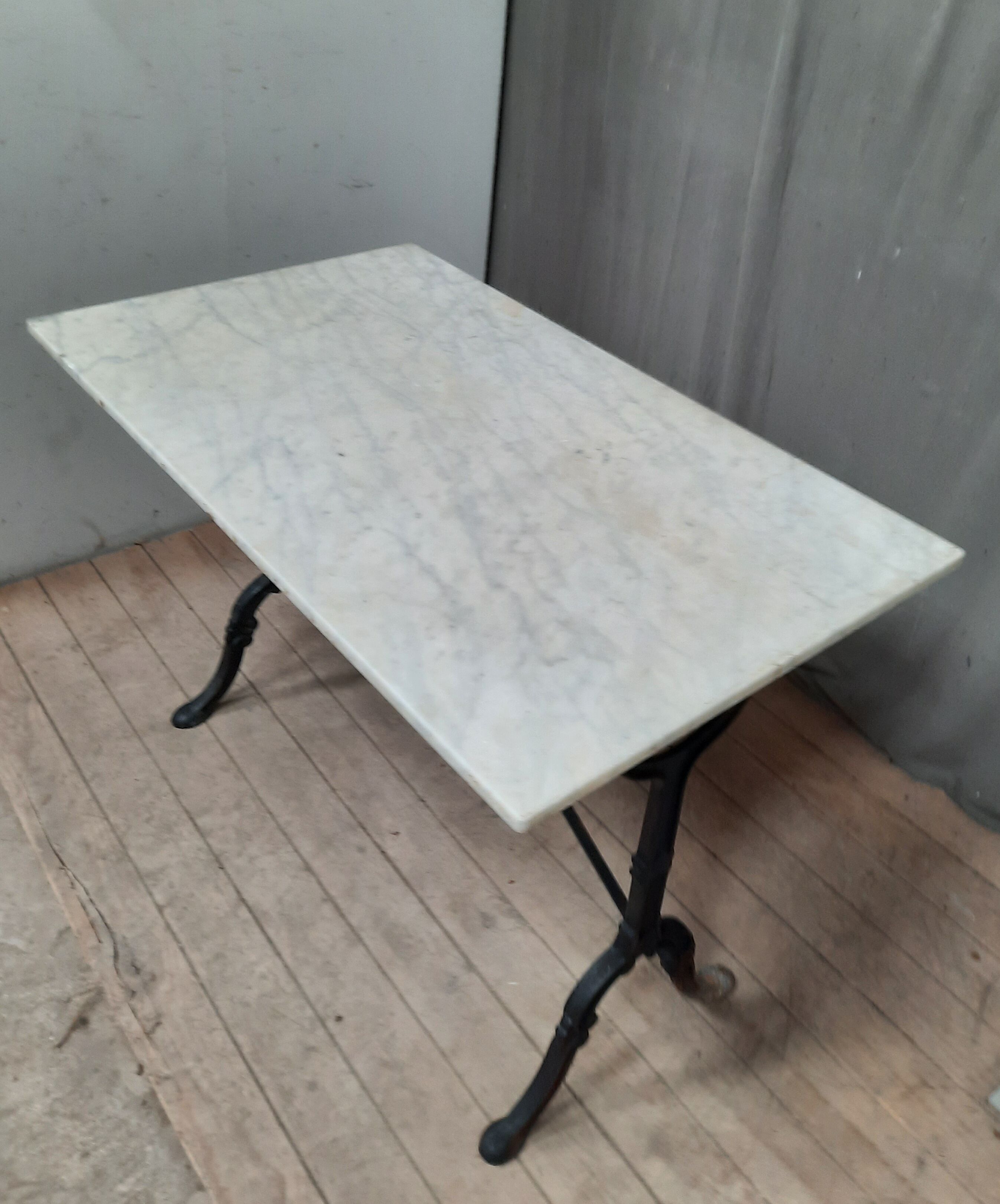 Bistro table in white marble
