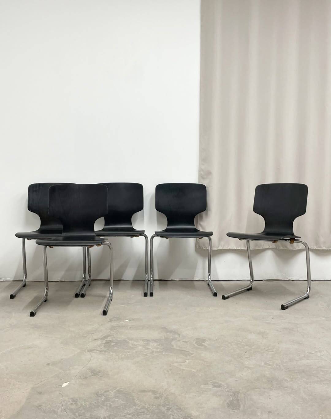 5 vintage chairs in black thermoformed wood