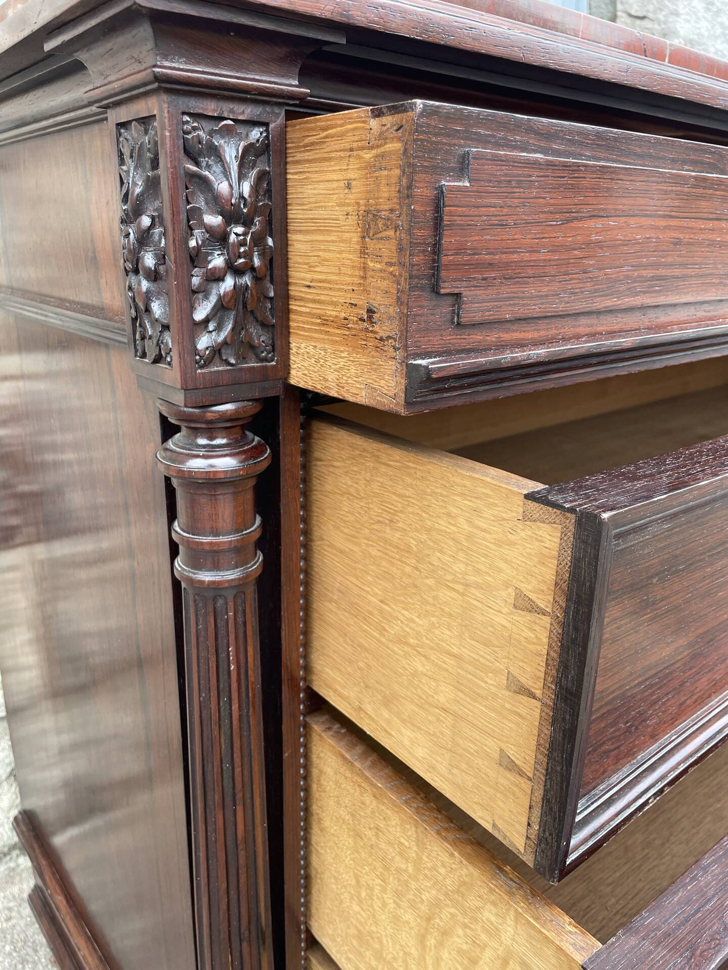 Louis Philippe commode / chest from the 19th century. Op