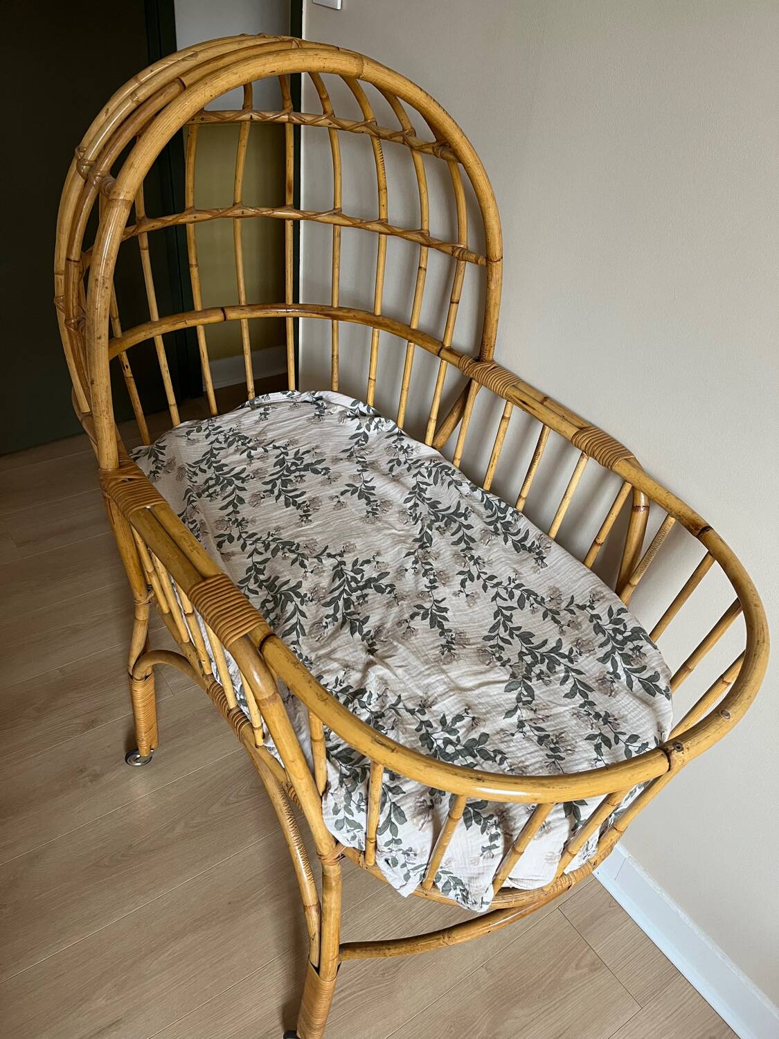 Berceau ancien en rotin