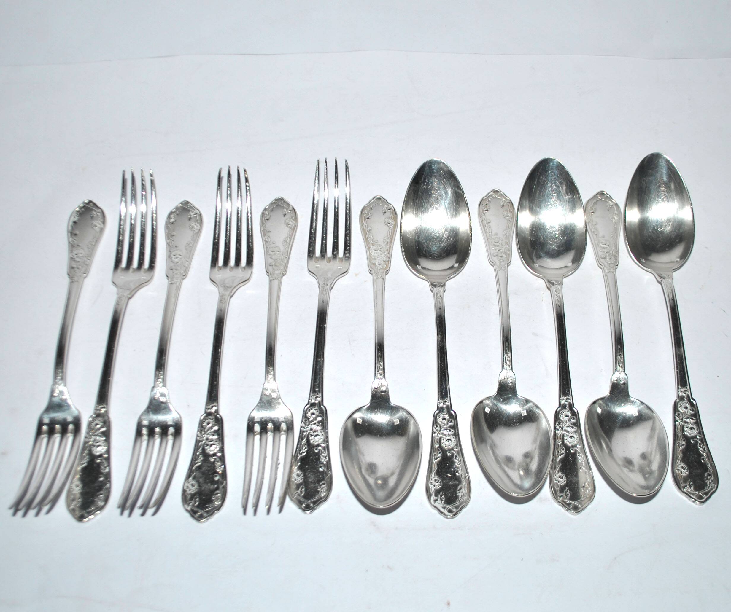 12 silver-plated cutlery sets with floral decoration