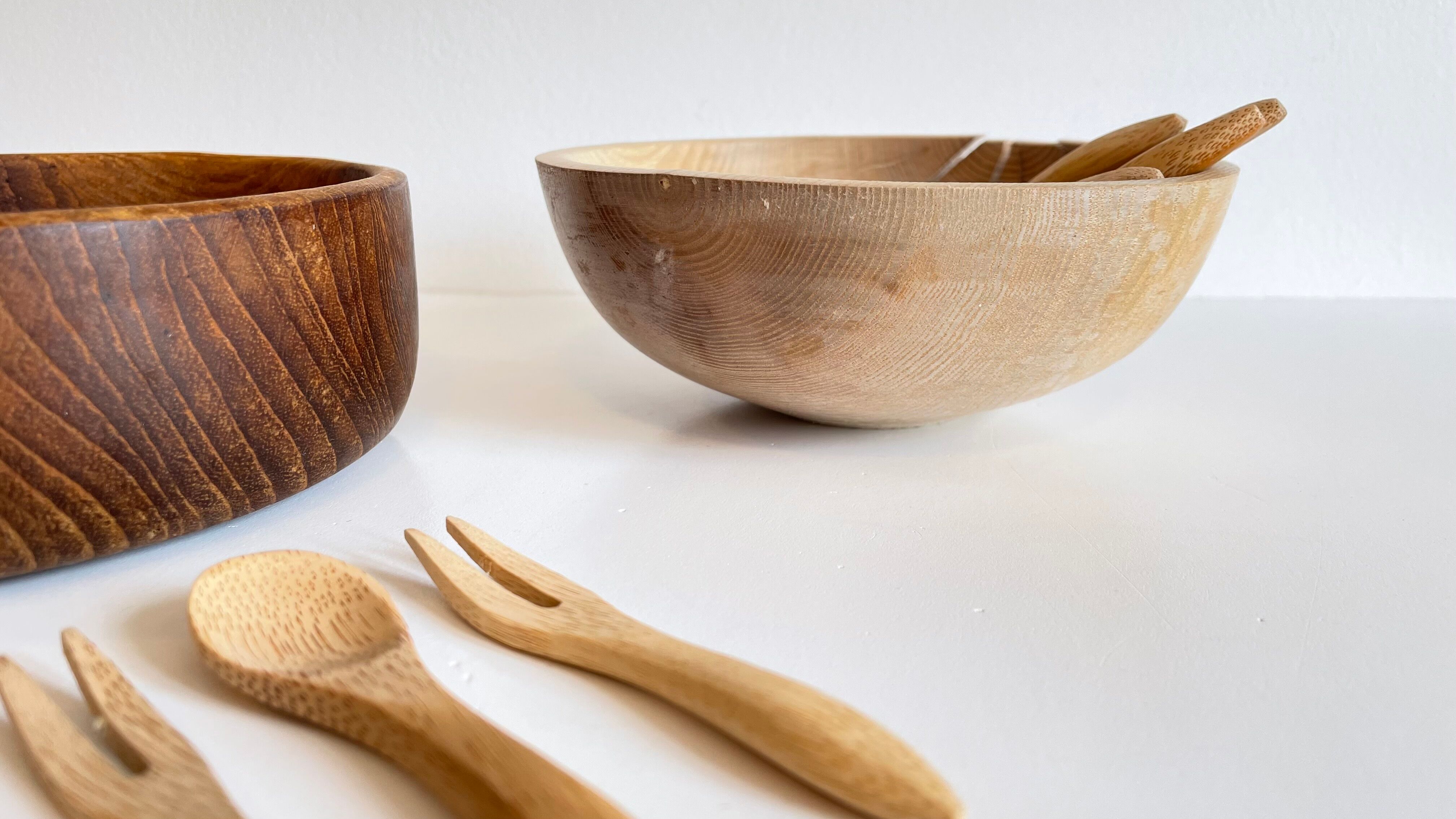 3 wooden bowls and 12 mini cutlery at apéro