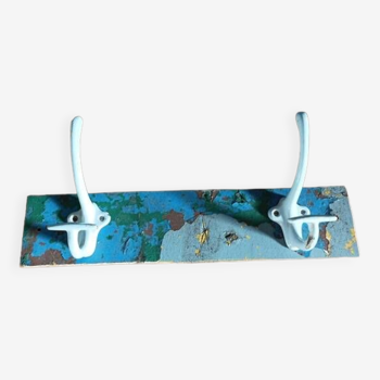 Patinated wood coat rack with 2 enameled metal hooks