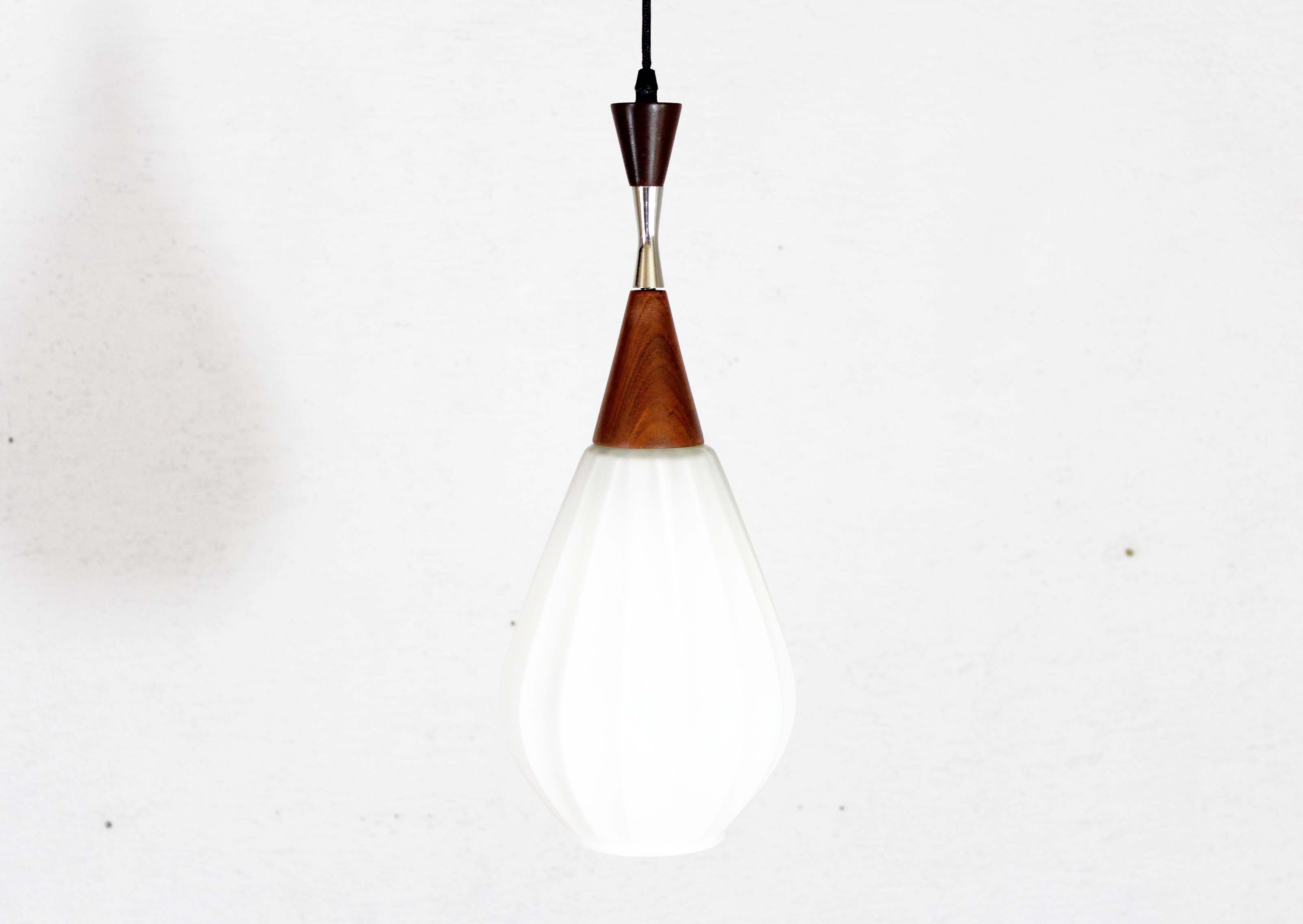 Suspension scandinave teck et verre opalin