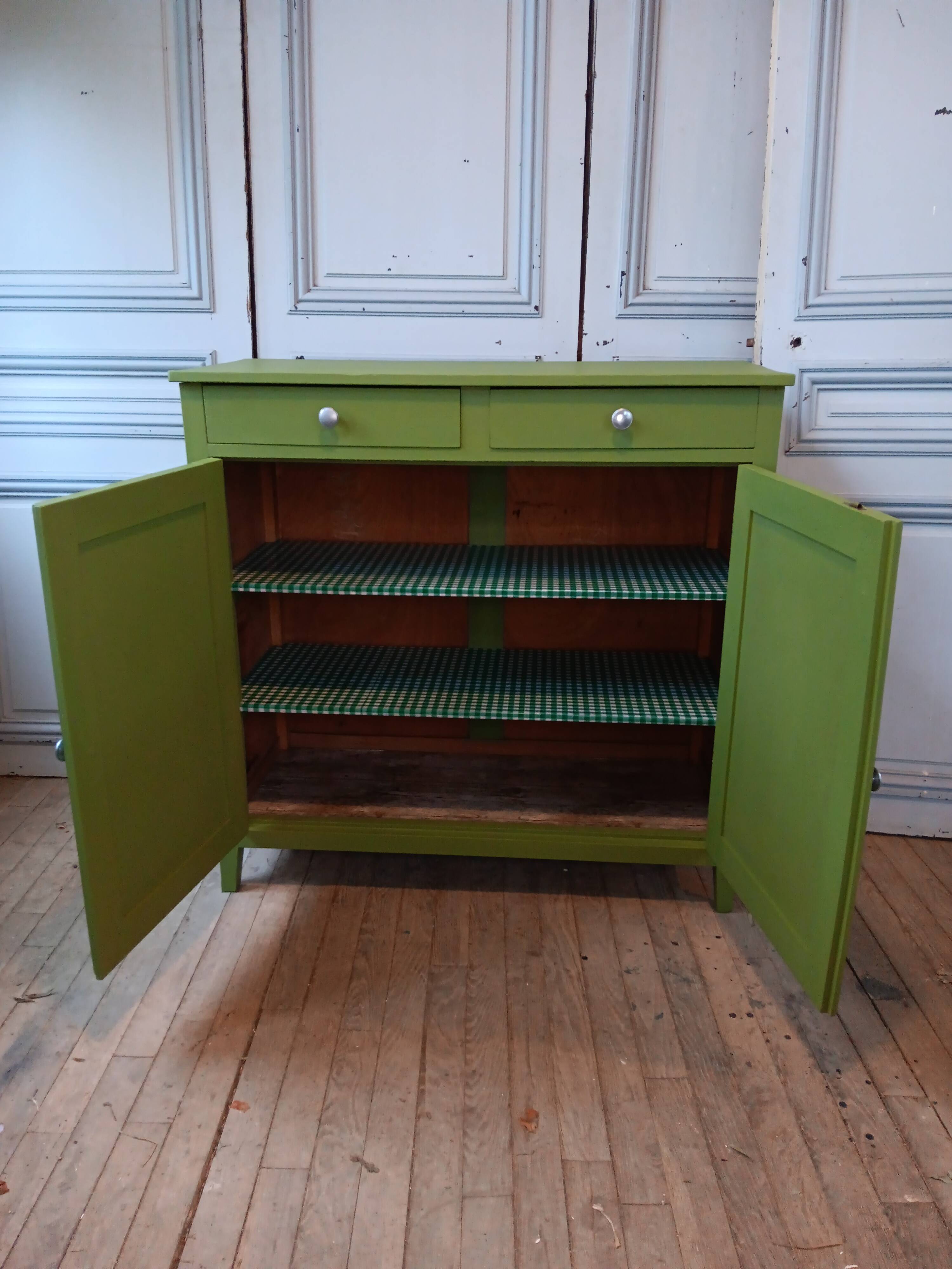 Green Parisian Buffet