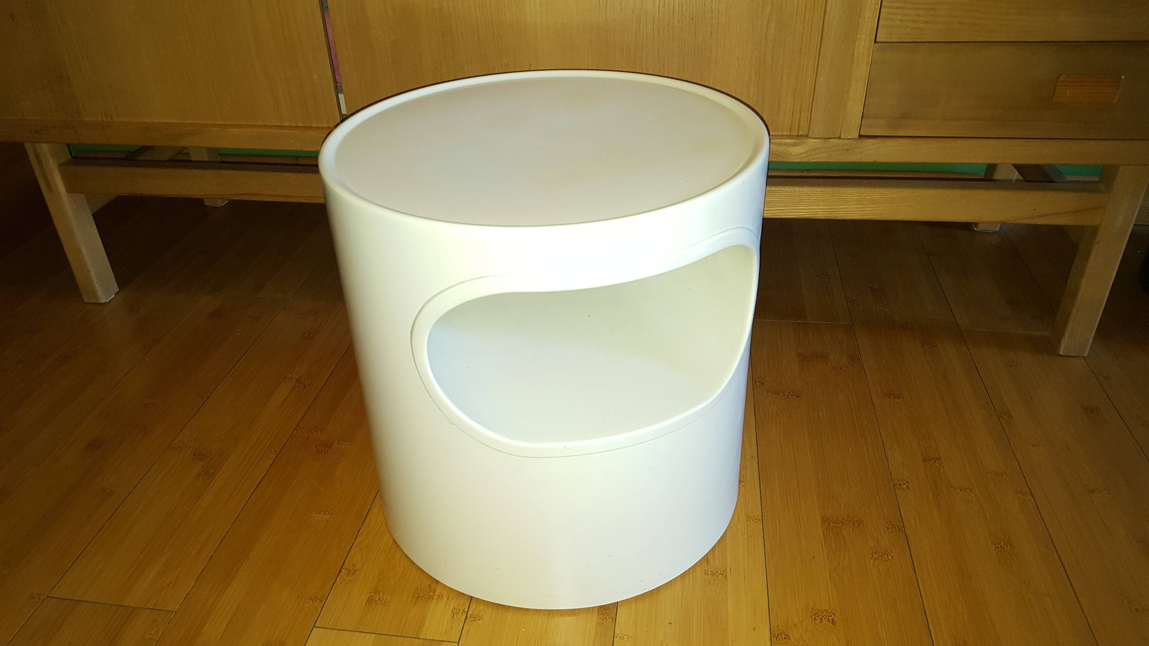 Table basse studio Artemide , modele Giano, design Emma Gismondi Schweinberger