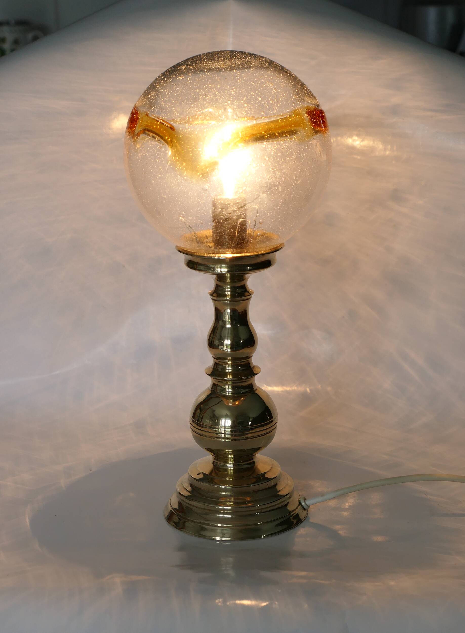 Table lamp in solid brass with a vintage 1970s glass globe.