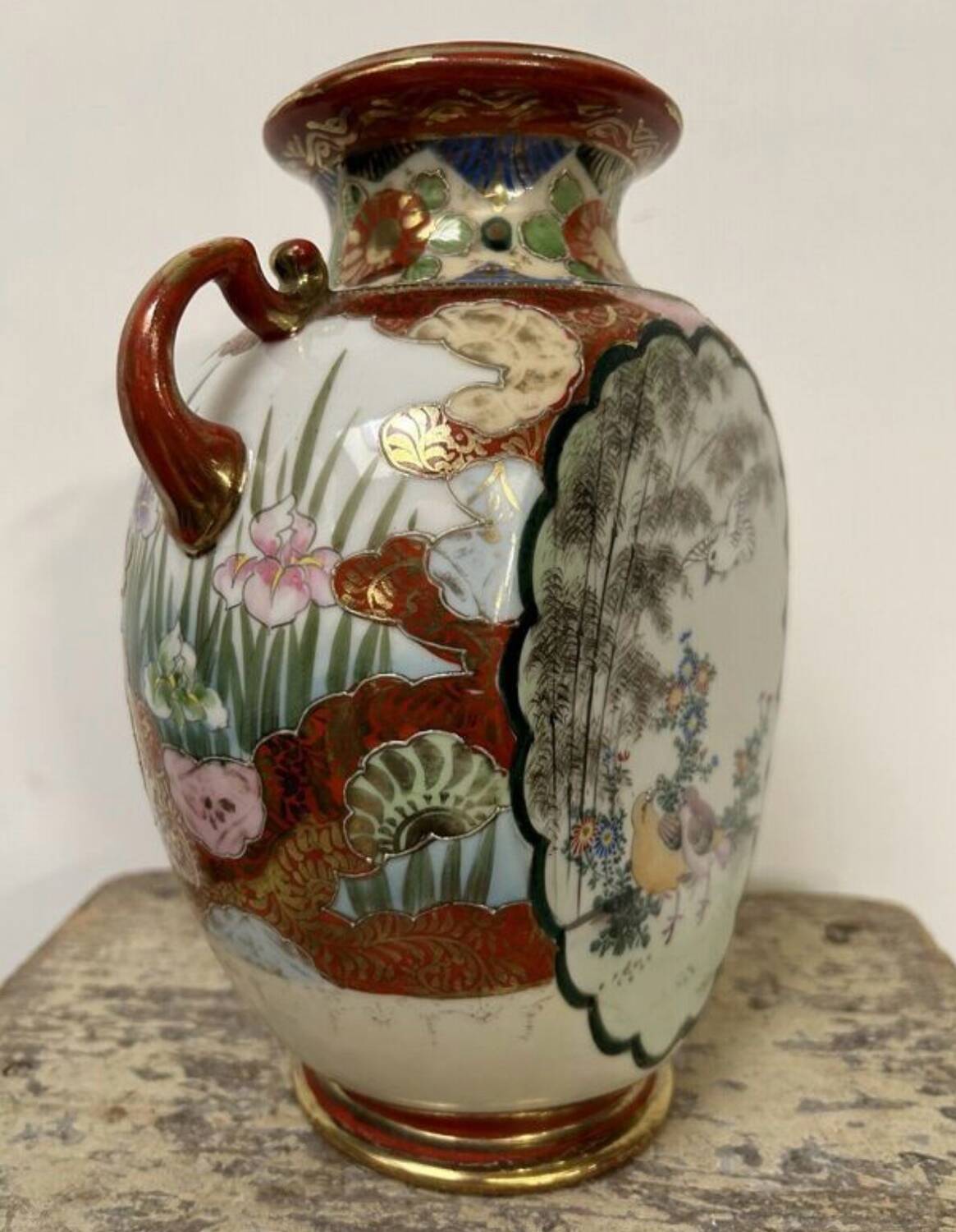 Vase japonais ancien amphore décor geisha émaillé rouge or signé