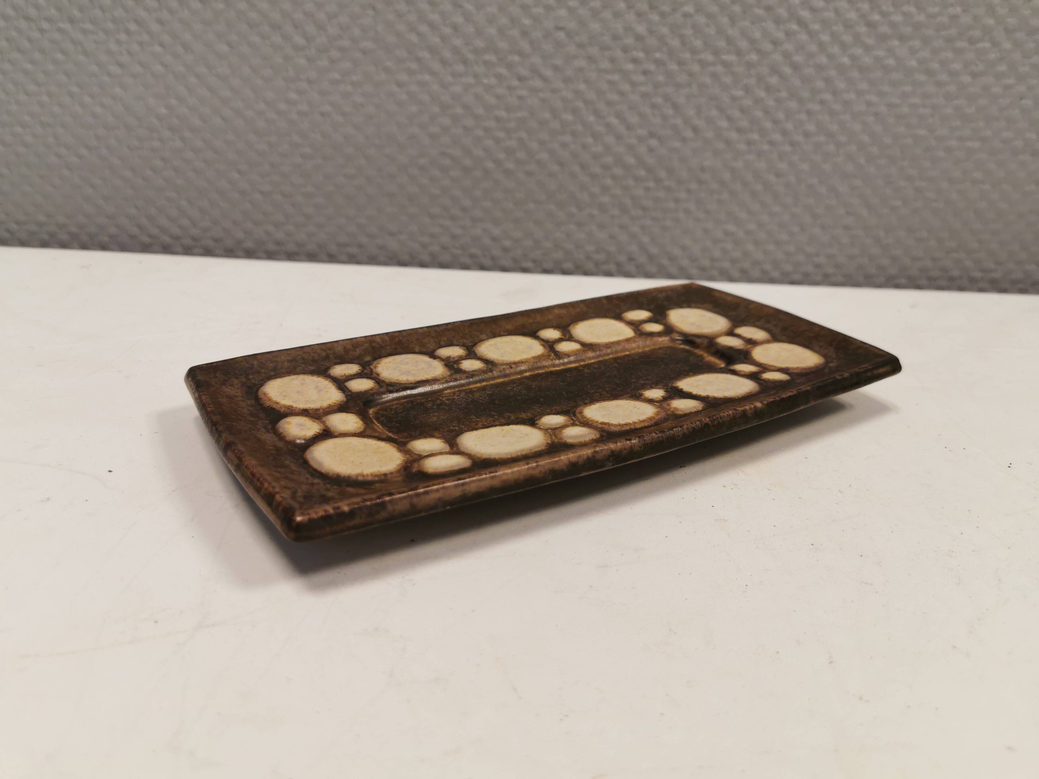 Petit plat vintage conçu et réalisé par Marianne Stark (MS) pour Michael Andersen ceramics Danemark