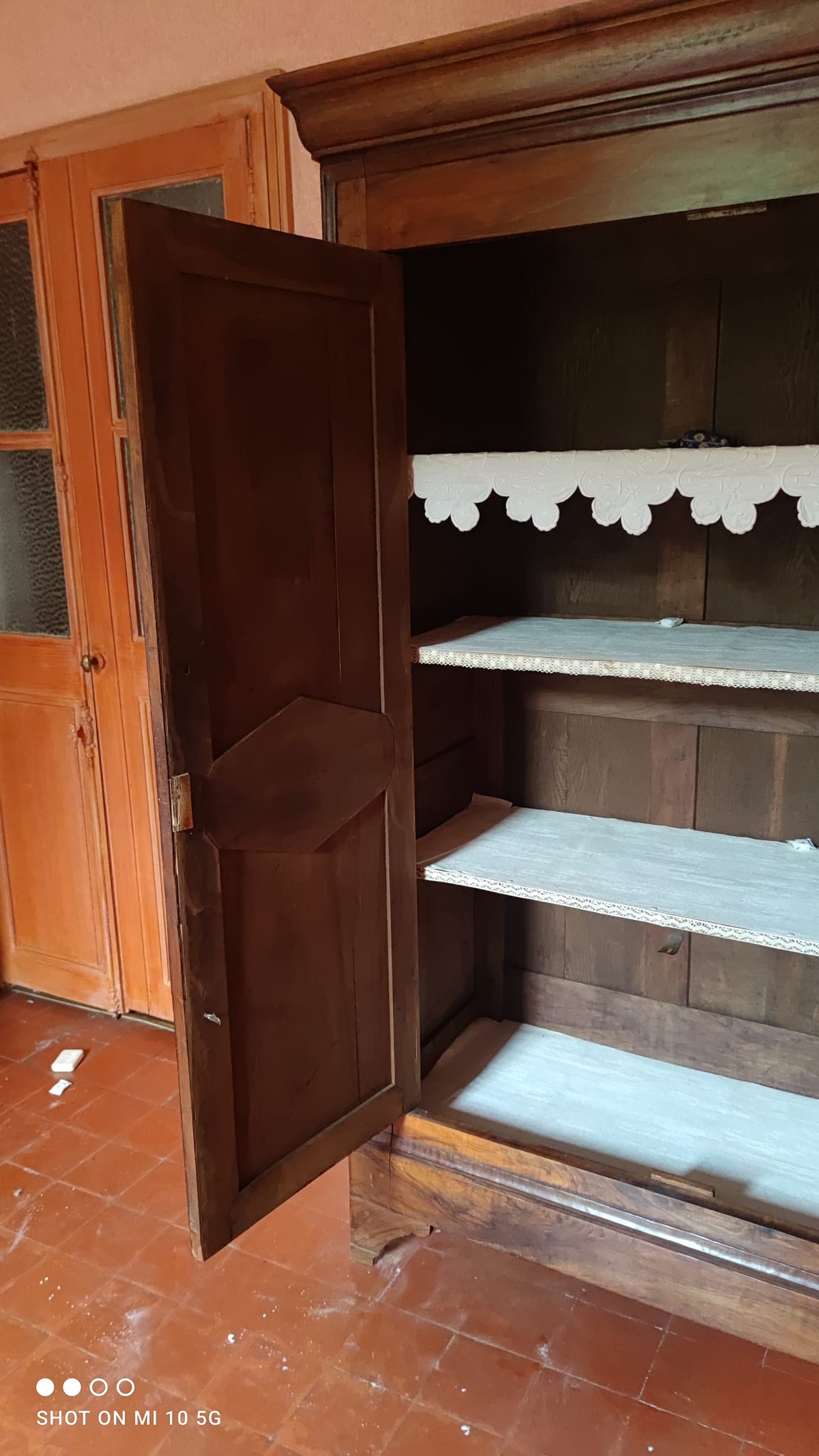 Petite armoire en noyer massif époque Consulat vers 1830