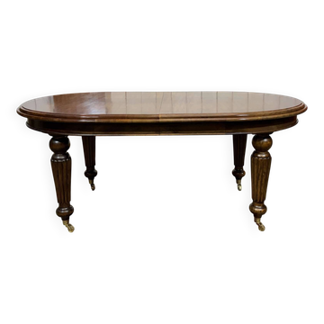 Victorian style oval mahogany table with 1 extension.