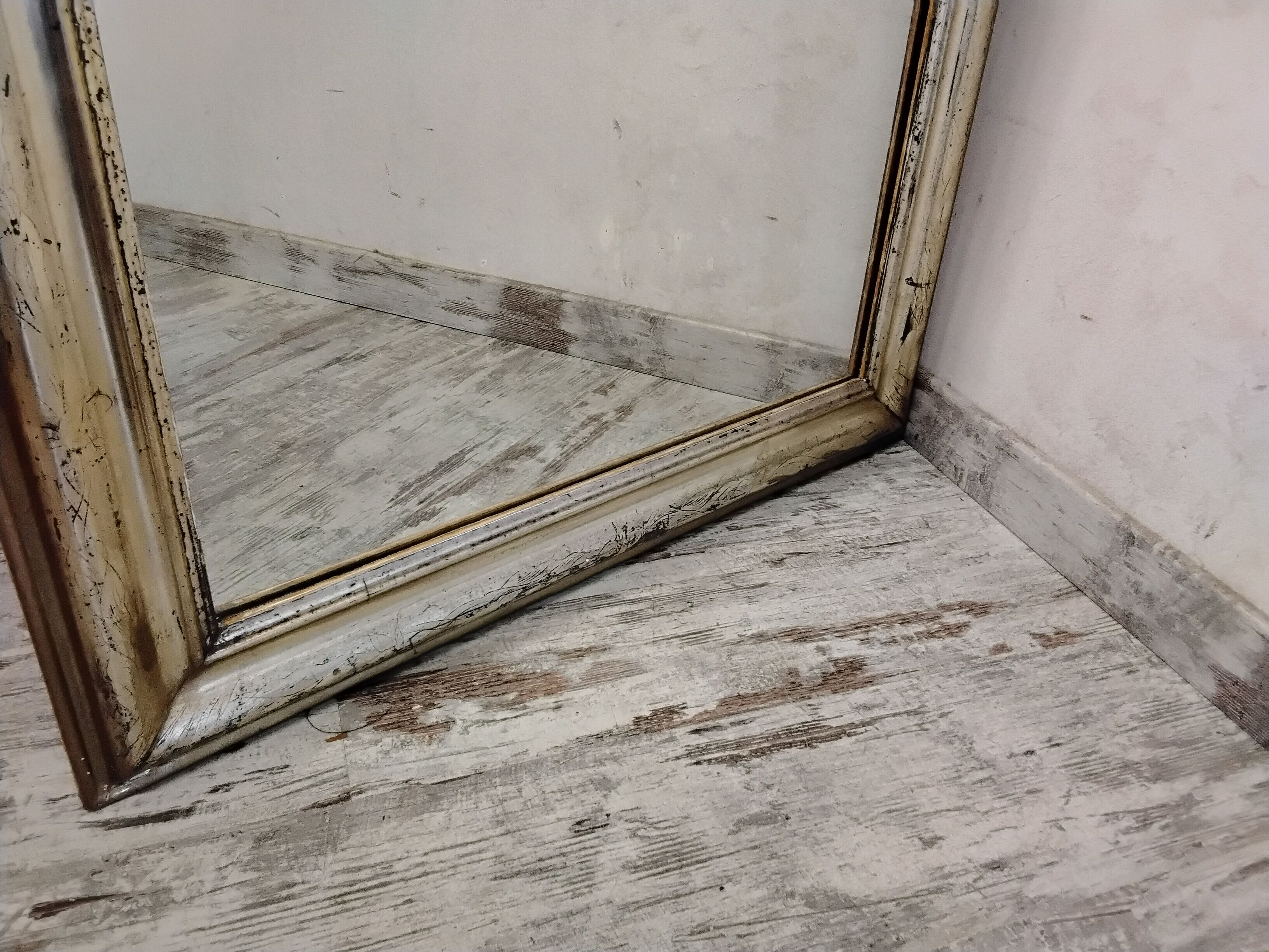 Antique mirror with a gilded frame and cherubs.