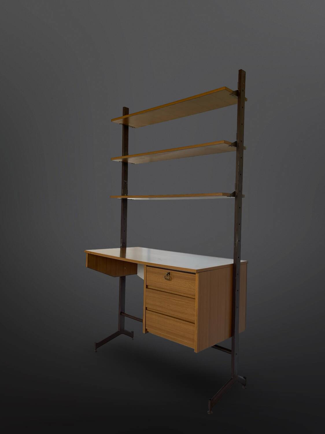 Bibliothèque italienne du milieu du siècle avec bureau.