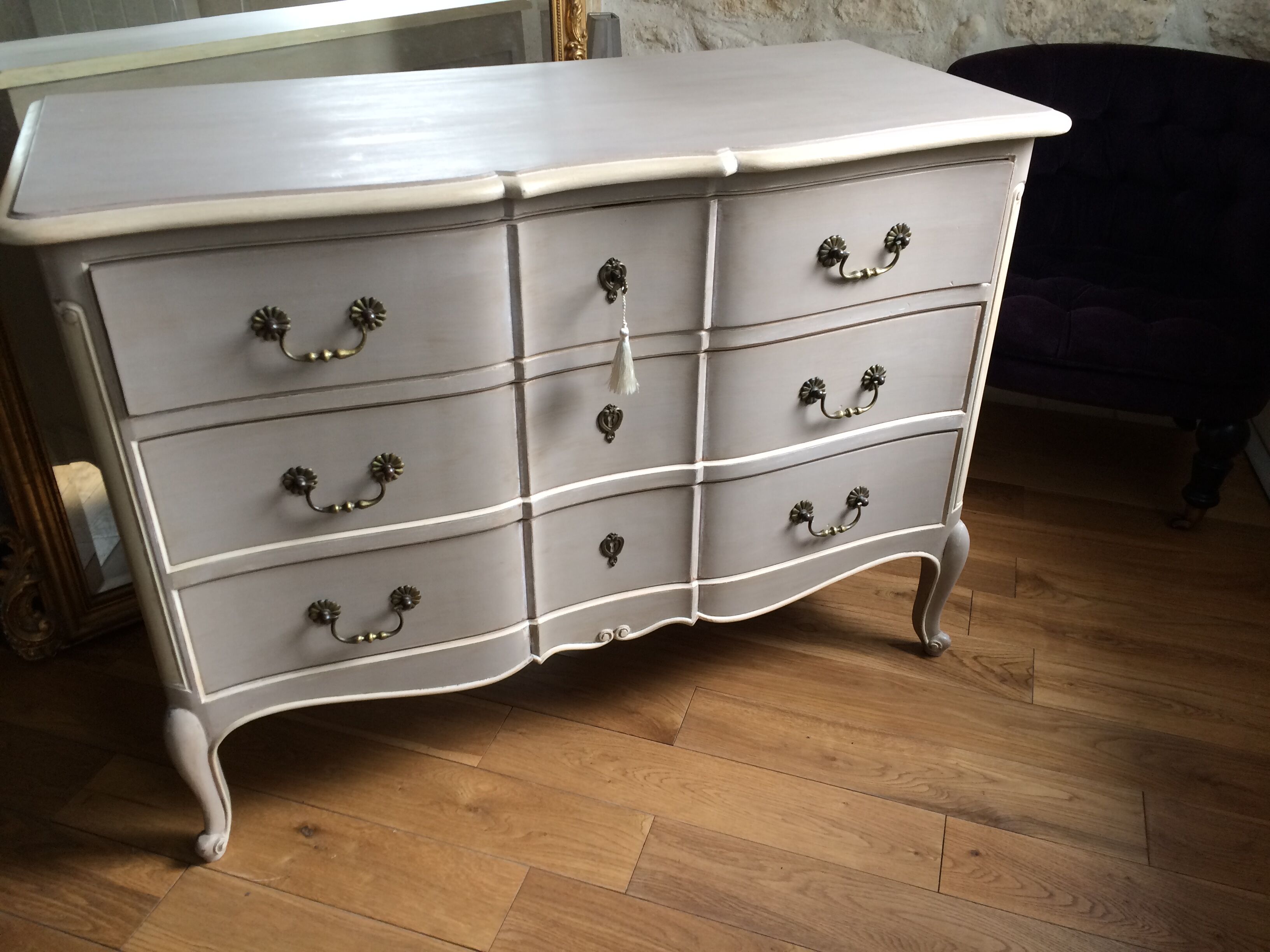 Patinated crossbow commode