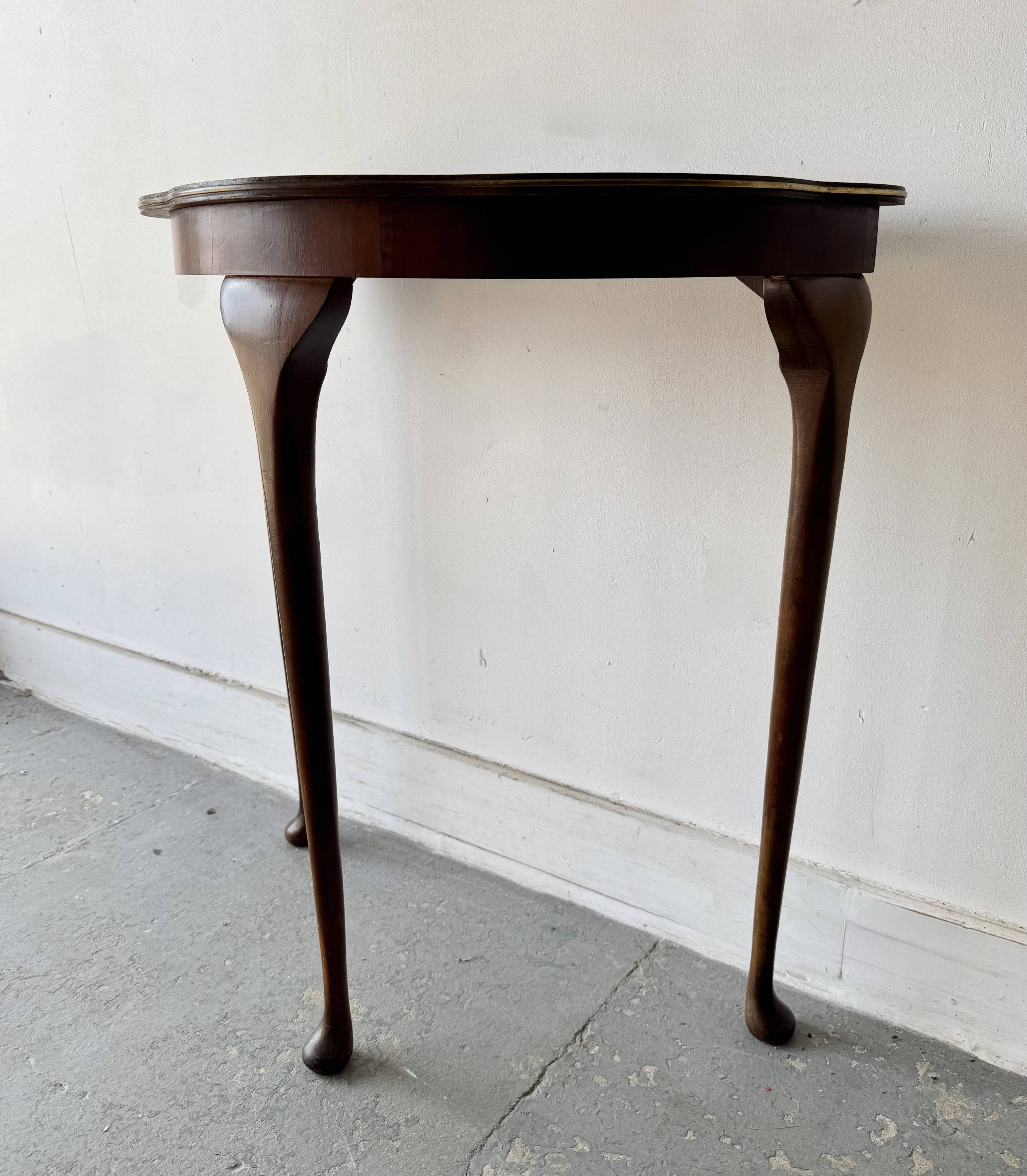 Table d'appoint demi-lune vintage avec garniture en laiton