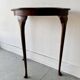 Table d'appoint demi-lune vintage avec garniture en laiton