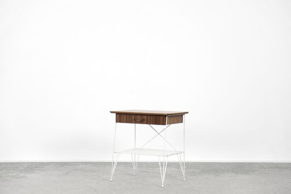 Table de chevet en noyer brun moderne scandinave vintage du milieu du siècle avec pieds en métal blanc, années 1960