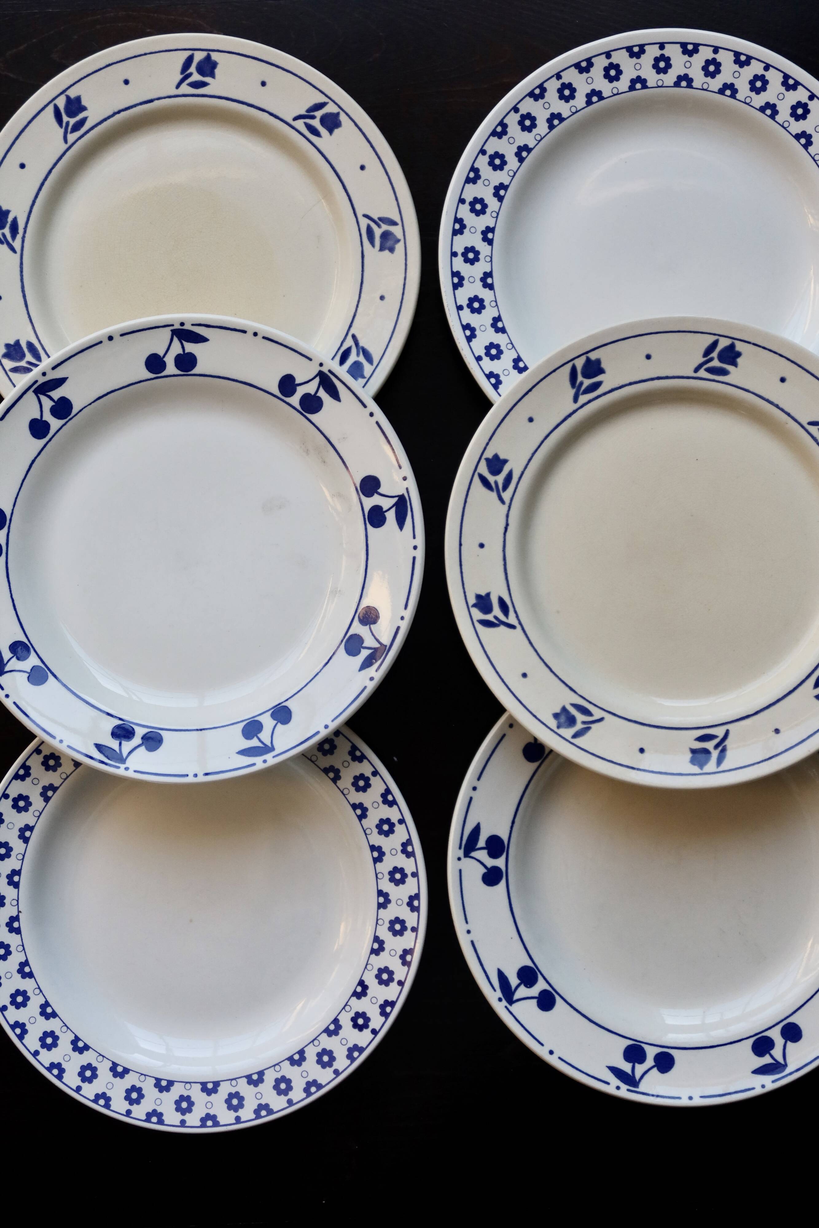 6 mismatched vintage flat plates in blue and white porcelain