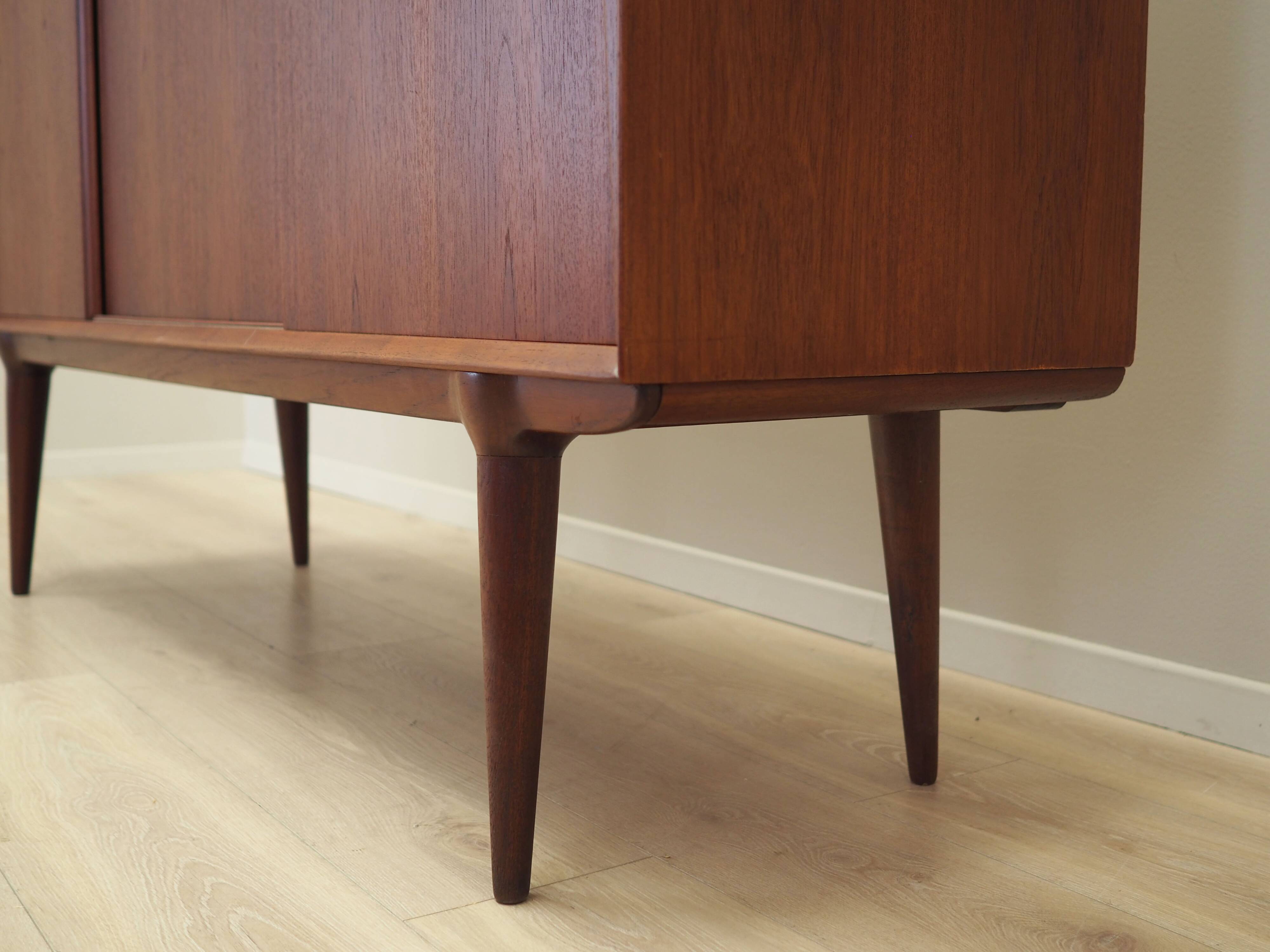 Buffet haut en teck, design danois, années 1970, fabricant : Omann Jun