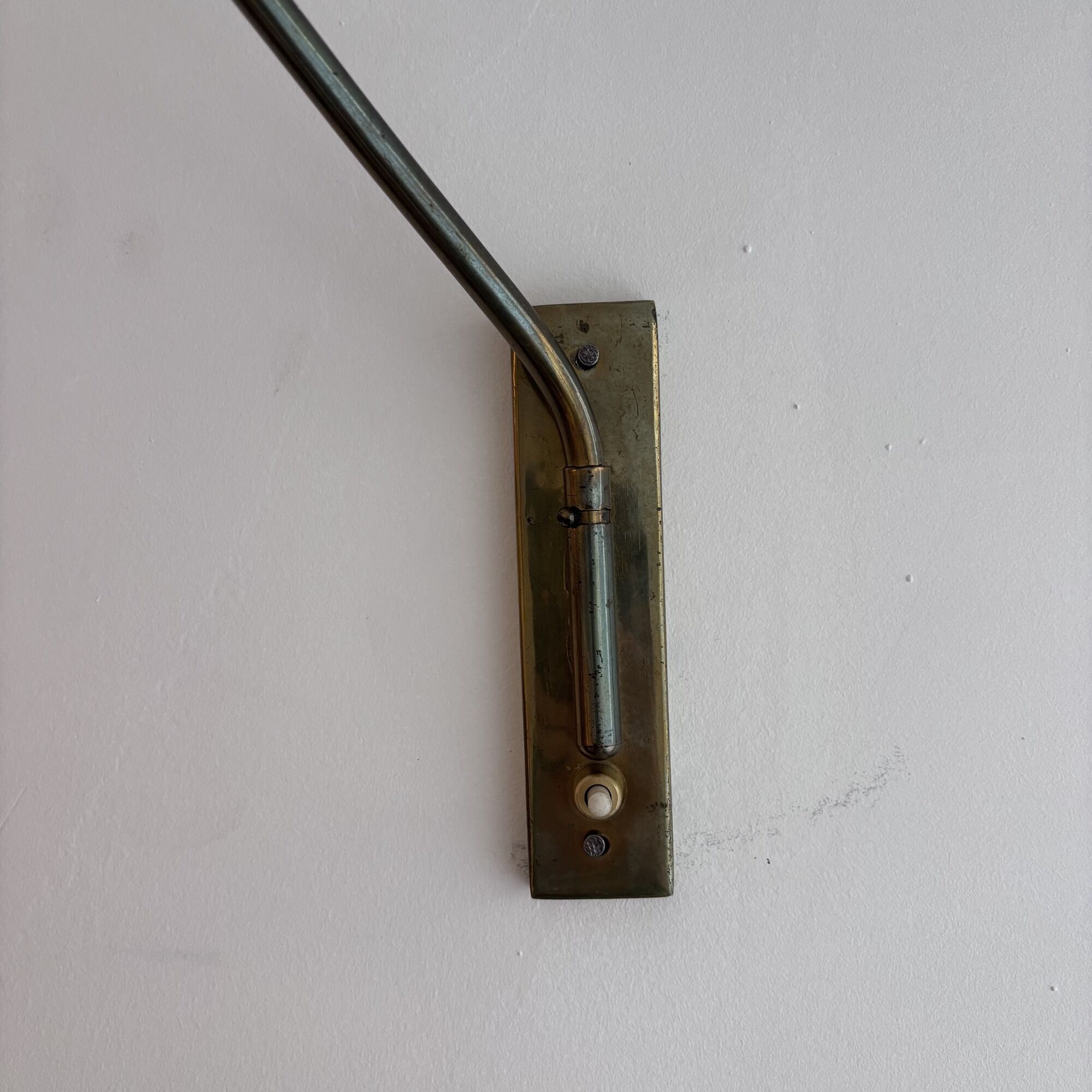 Adjustable wall light in the Maison Lunel style.