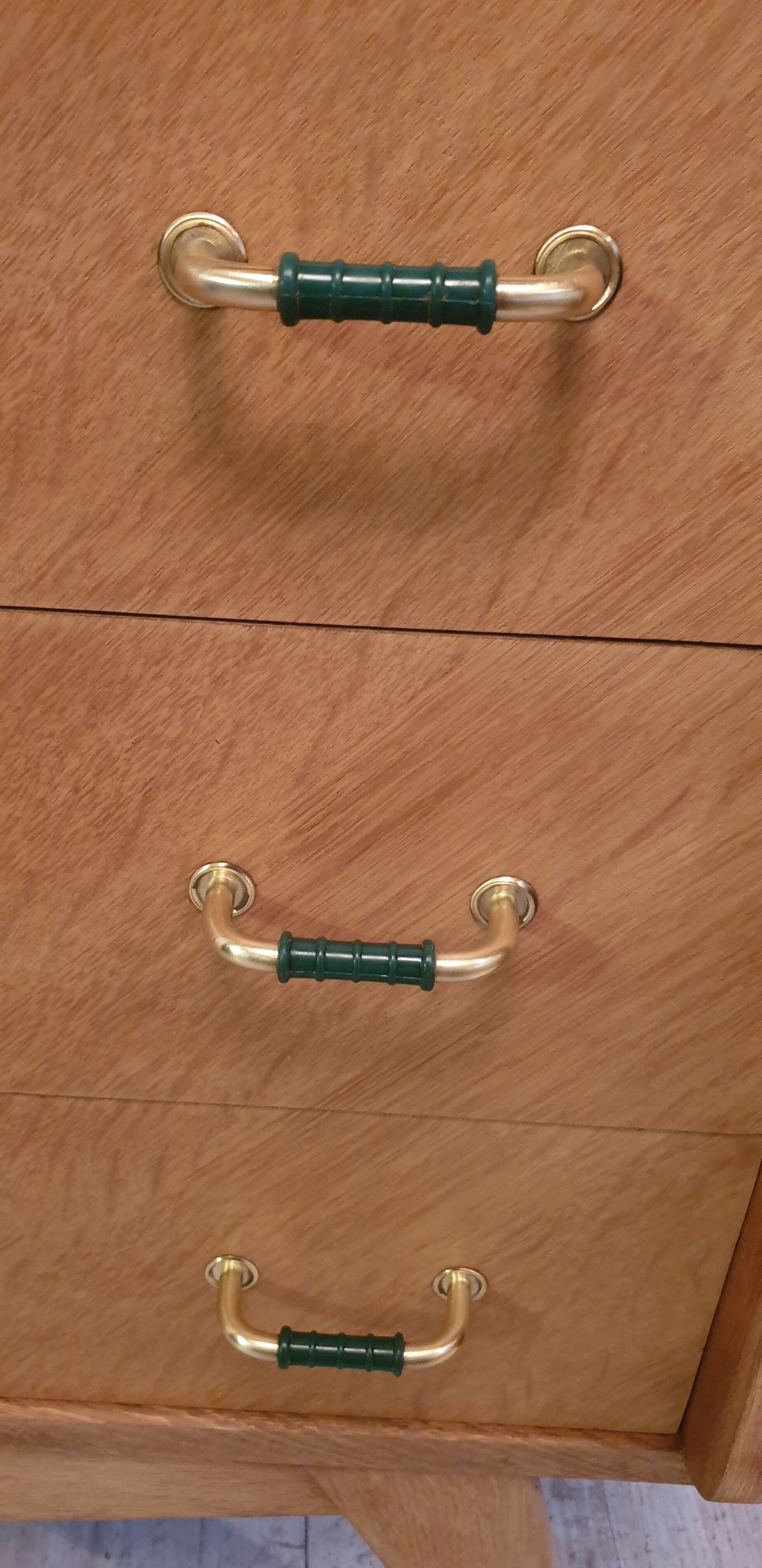 Chest of drawer compass feet