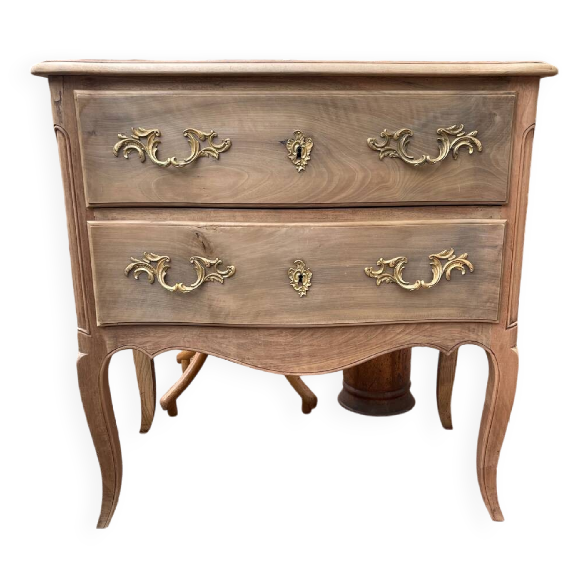 The commode drinks raw.