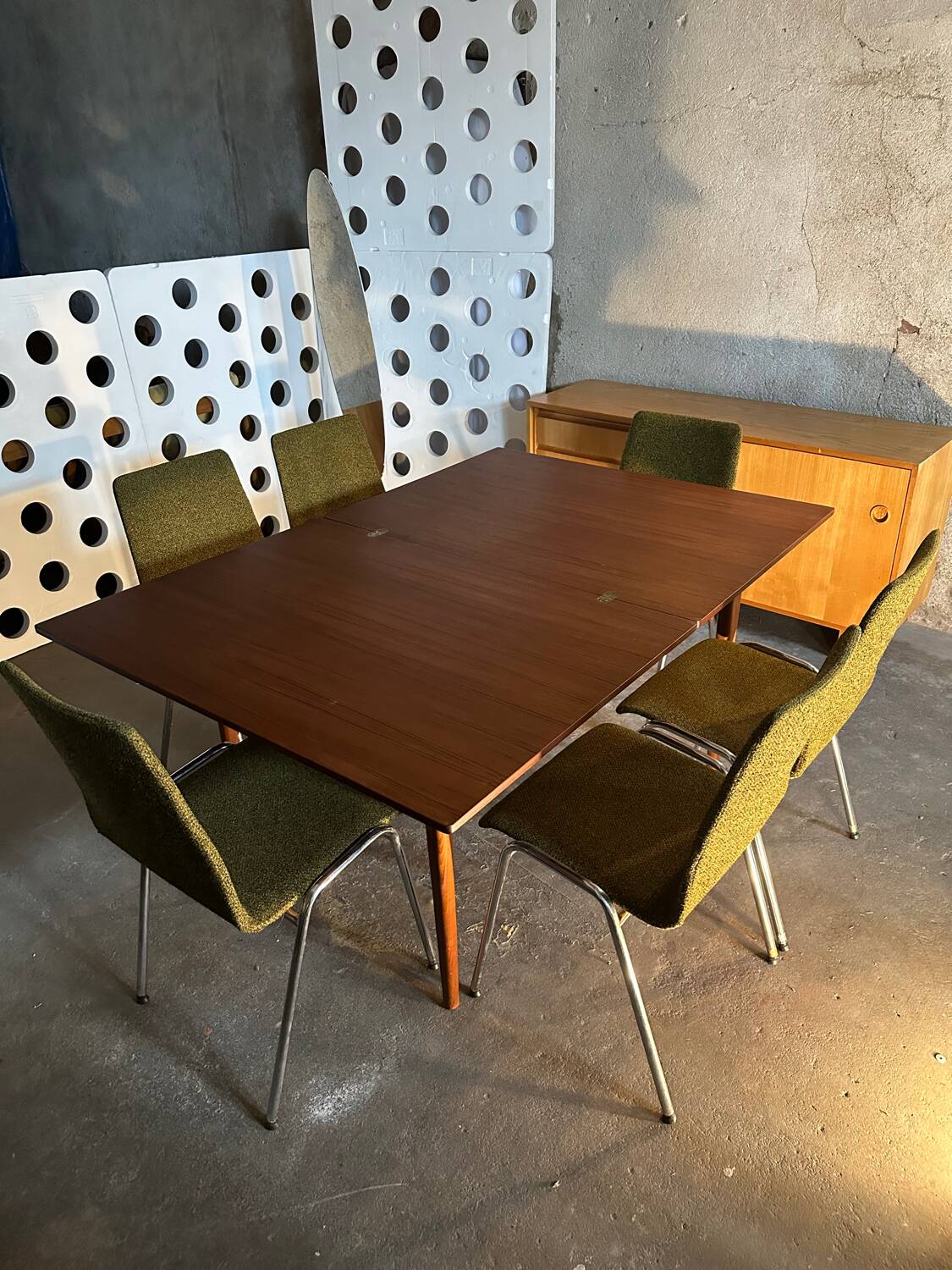 Extendable teak and teak veneer dining table